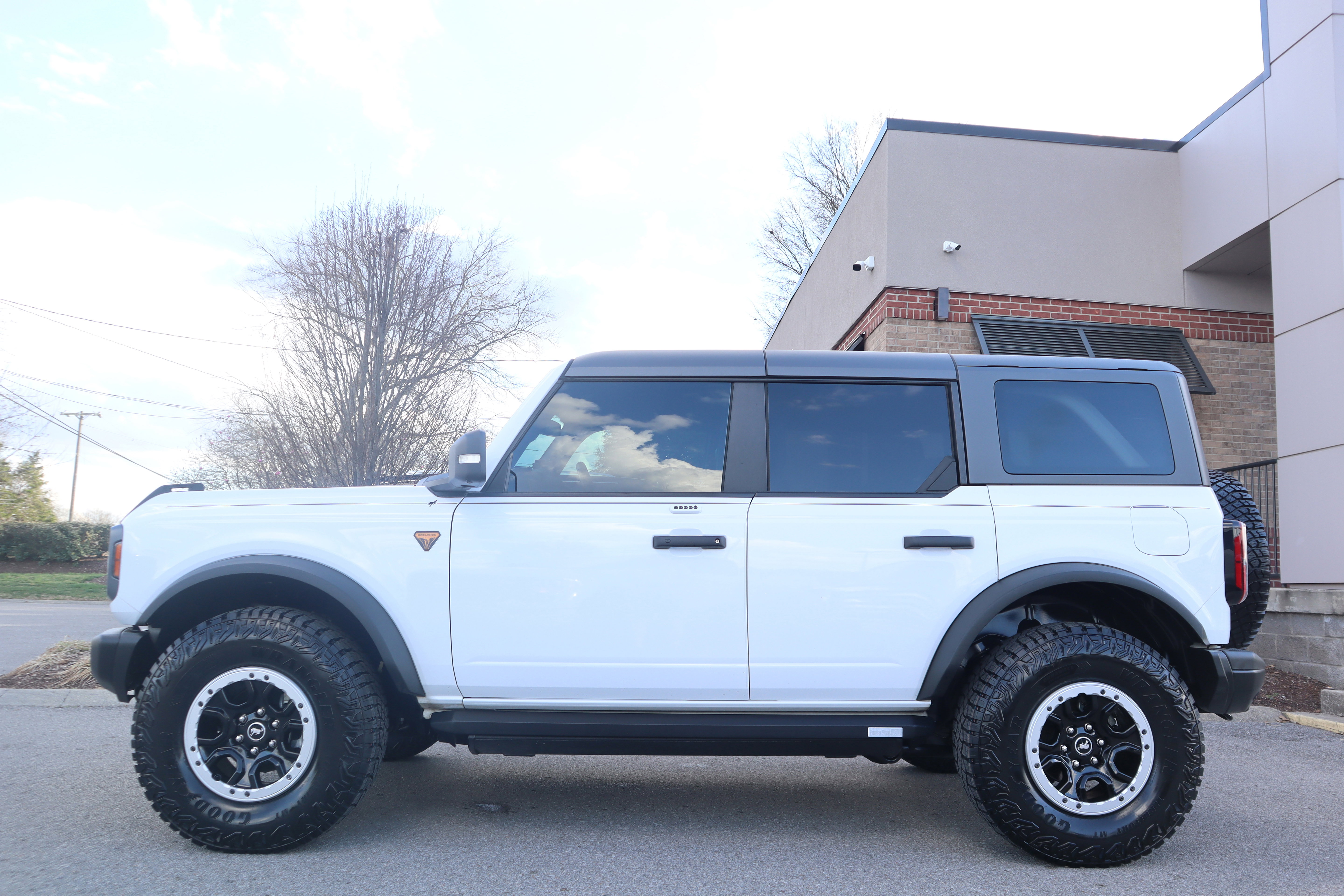 Used 2023 Ford Bronco Badlands image 10