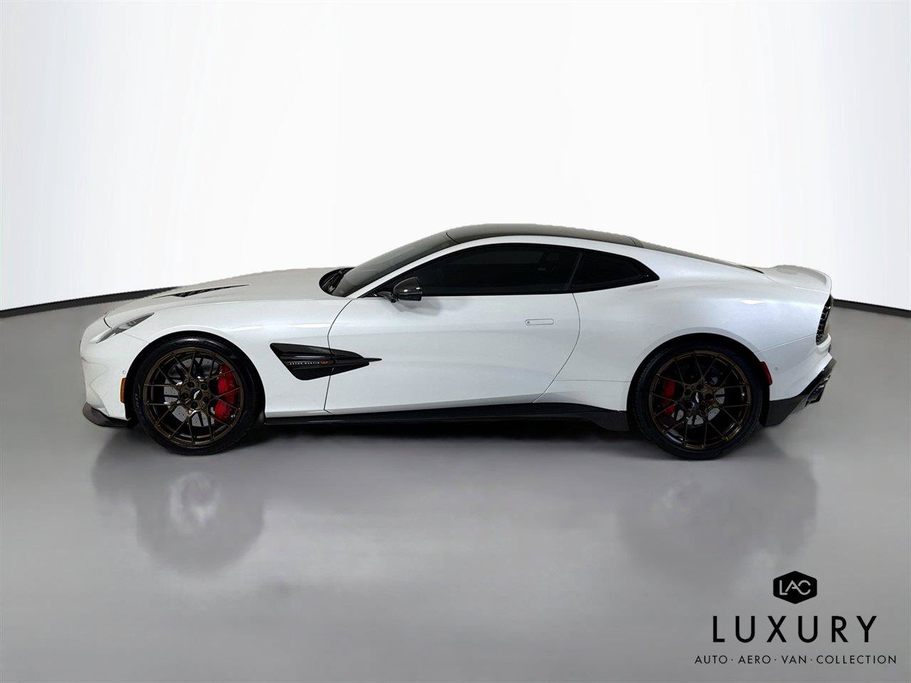 Used 2025 Aston Martin Vanquish RWD image 9