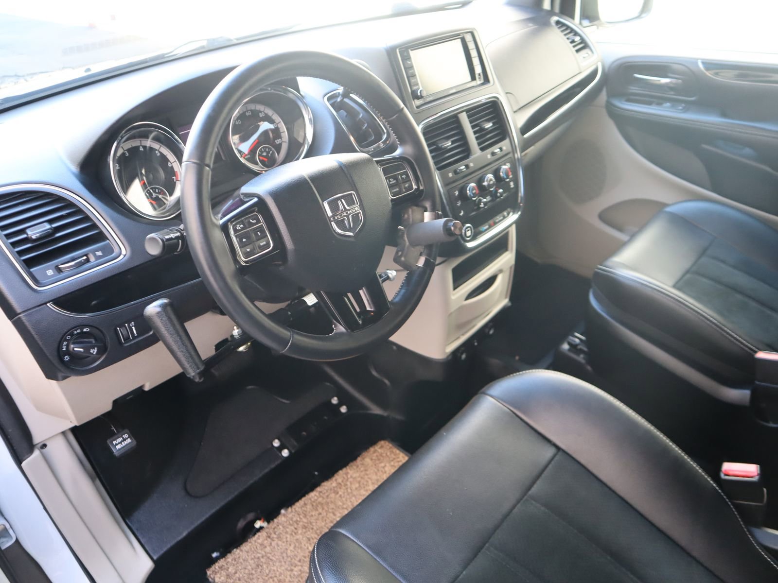 Used 2017 Dodge Grand Caravan SXT w/ Rear Park Assist Package image 34