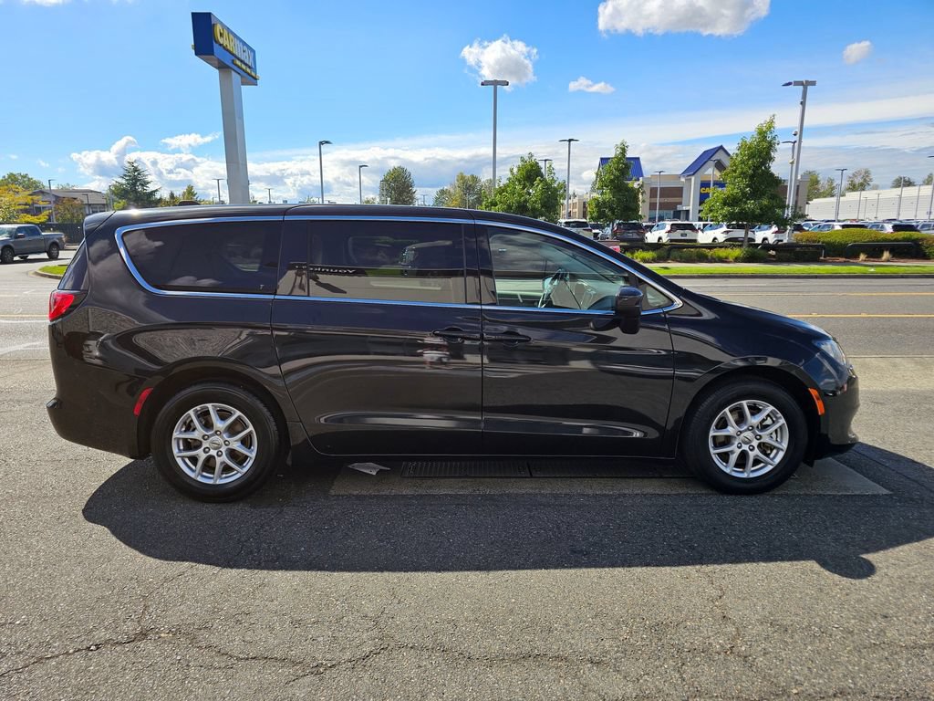 Used 2022 Chrysler Voyager LX FWD image 4