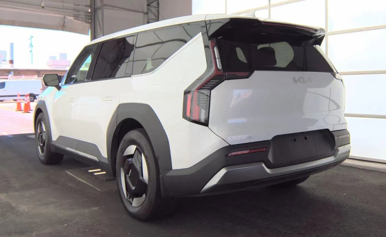 Used 2024 Kia EV9 Light Long Range RWD image 4