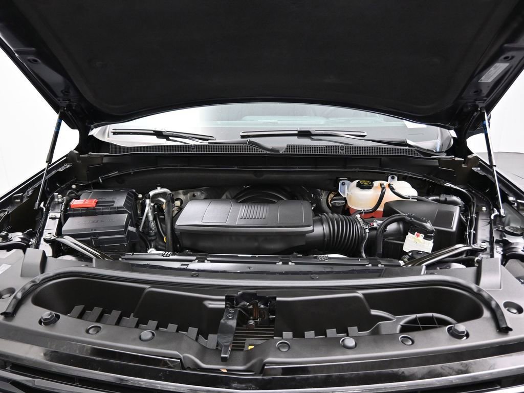 Used 2025 Chevrolet Suburban RST image 16