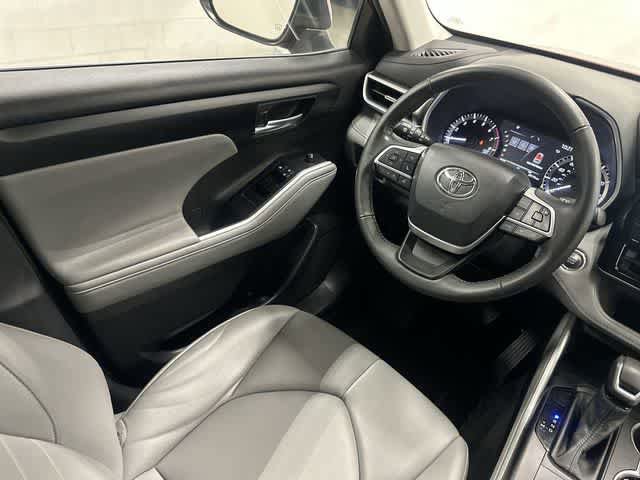 Used 2023 Toyota Highlander XLE FWD image 12