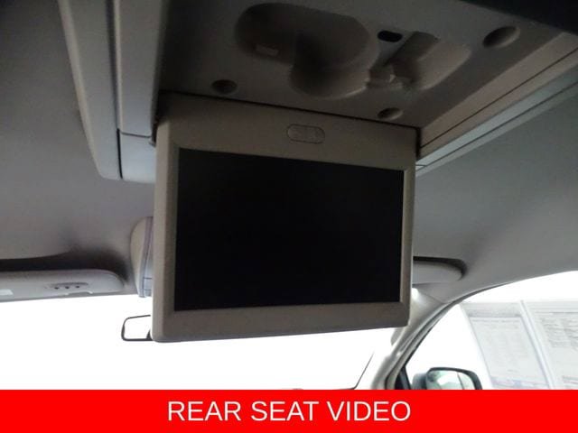 Used 2013 Chrysler Town & Country Touring FWD image 10