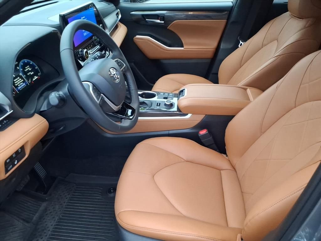 Used 2026 Toyota Highlander Platinum image 5