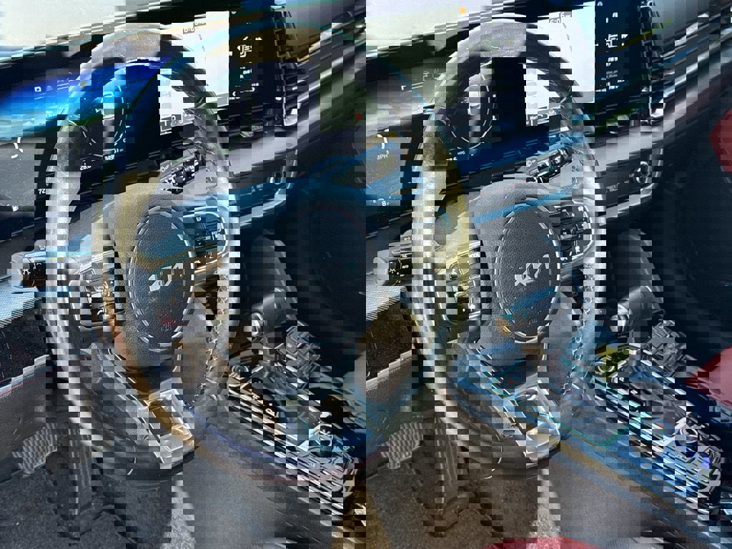 Used 2025 Kia Sportage SX image 34