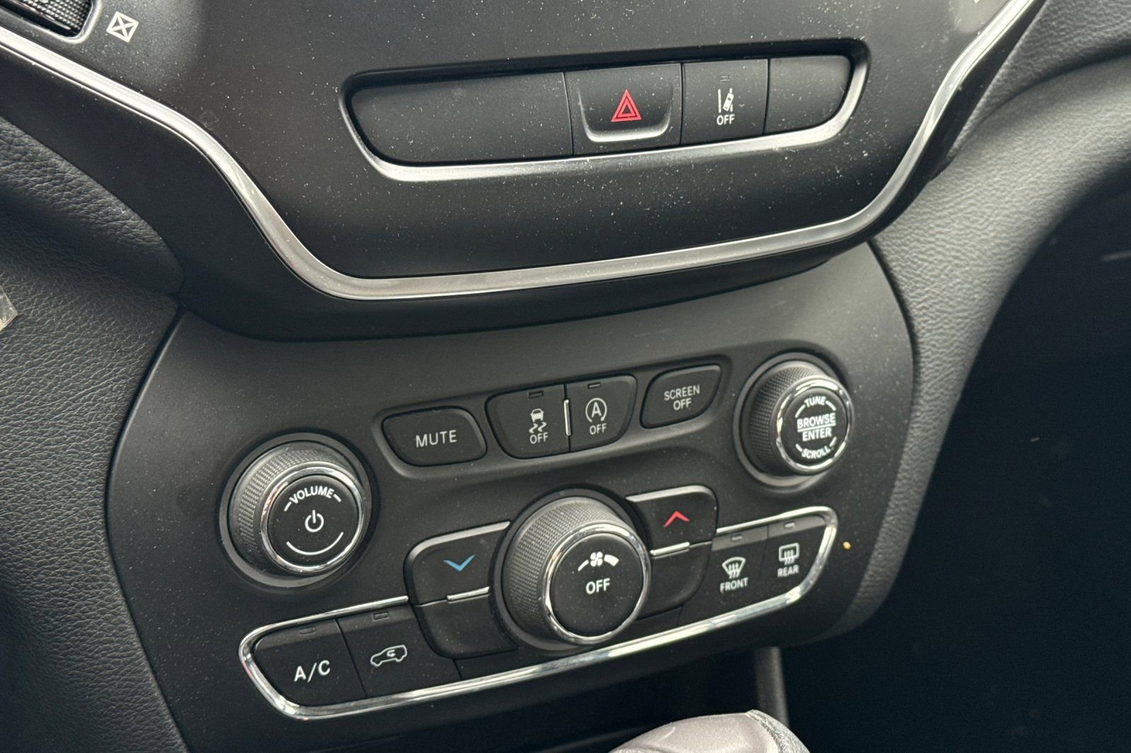 Used 2021 Jeep Cherokee Latitude FWD image 23