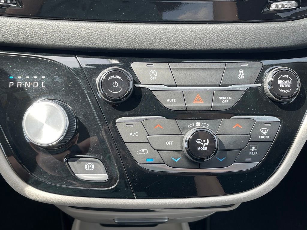 Used 2023 Chrysler Voyager LX image 13