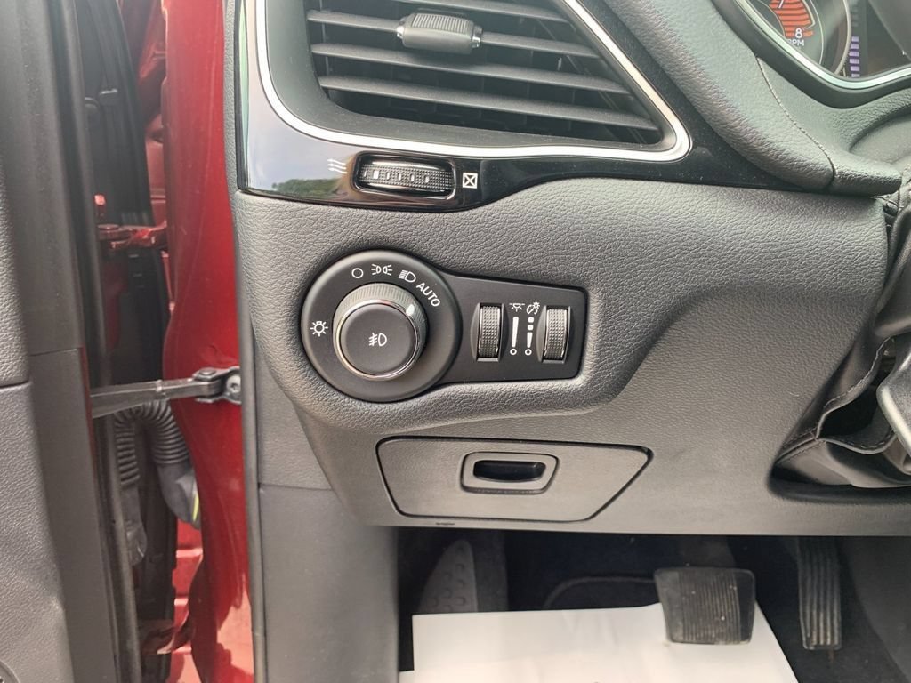 Used 2019 Jeep Cherokee Latitude Plus AWD/4WD image 30