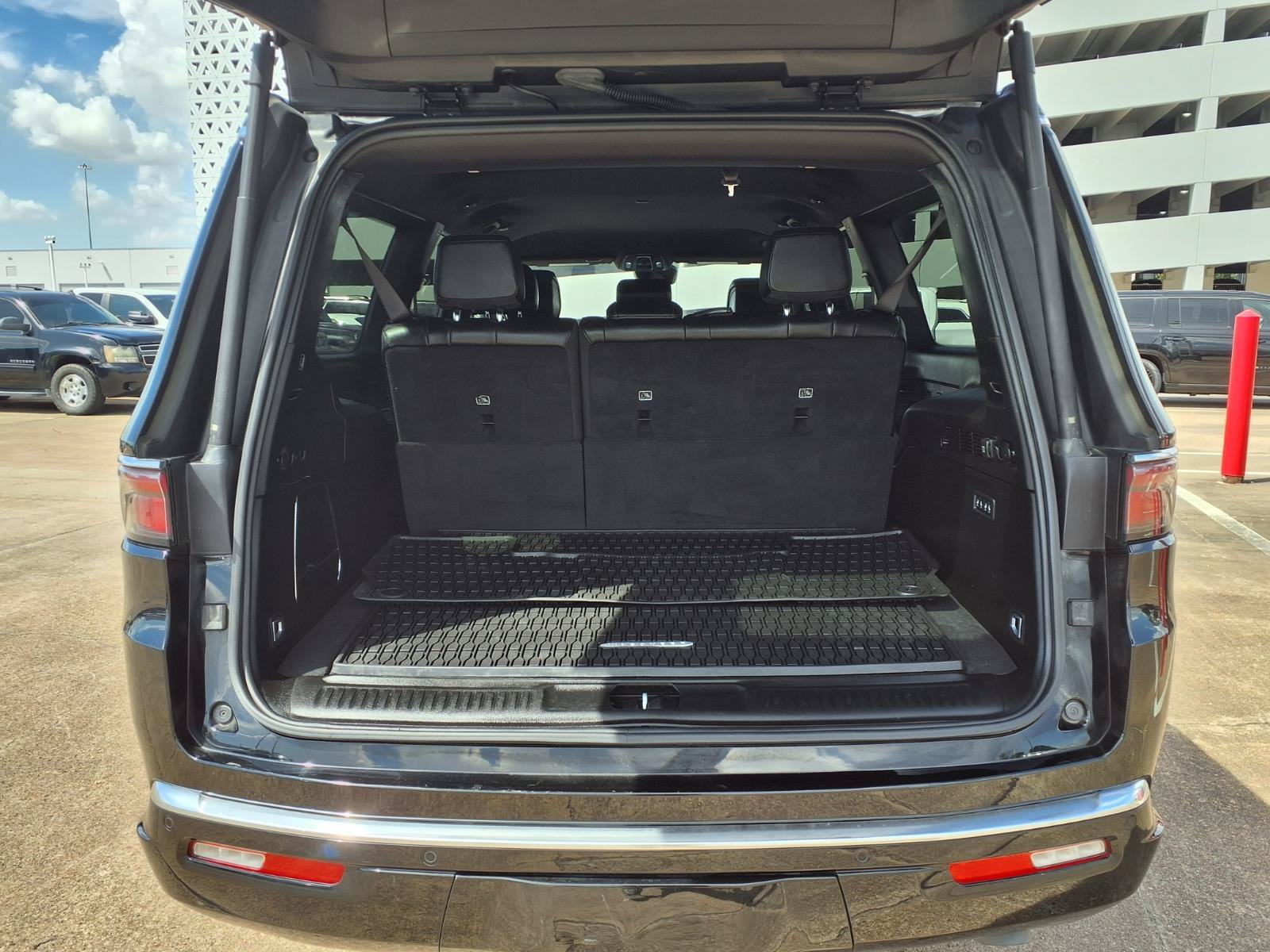 Used 2024 Jeep Wagoneer L Series II w/ Flexible Seating Group RWD image 23