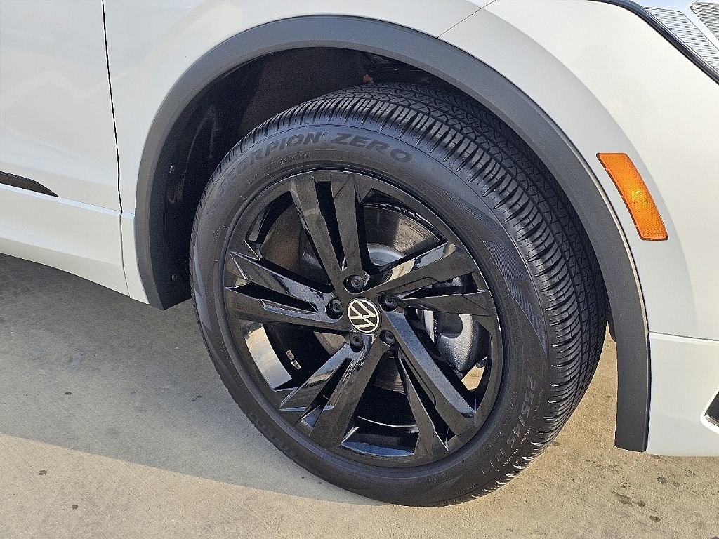 Used 2024 Volkswagen Tiguan SE R-Line image 8