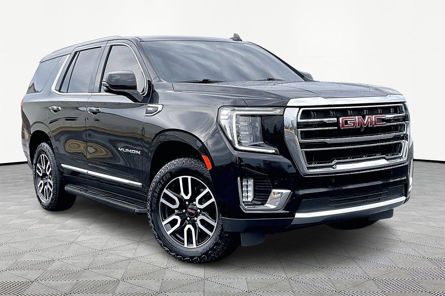 Used 2024 GMC Yukon SLT w/ SLT Luxury Package image 1