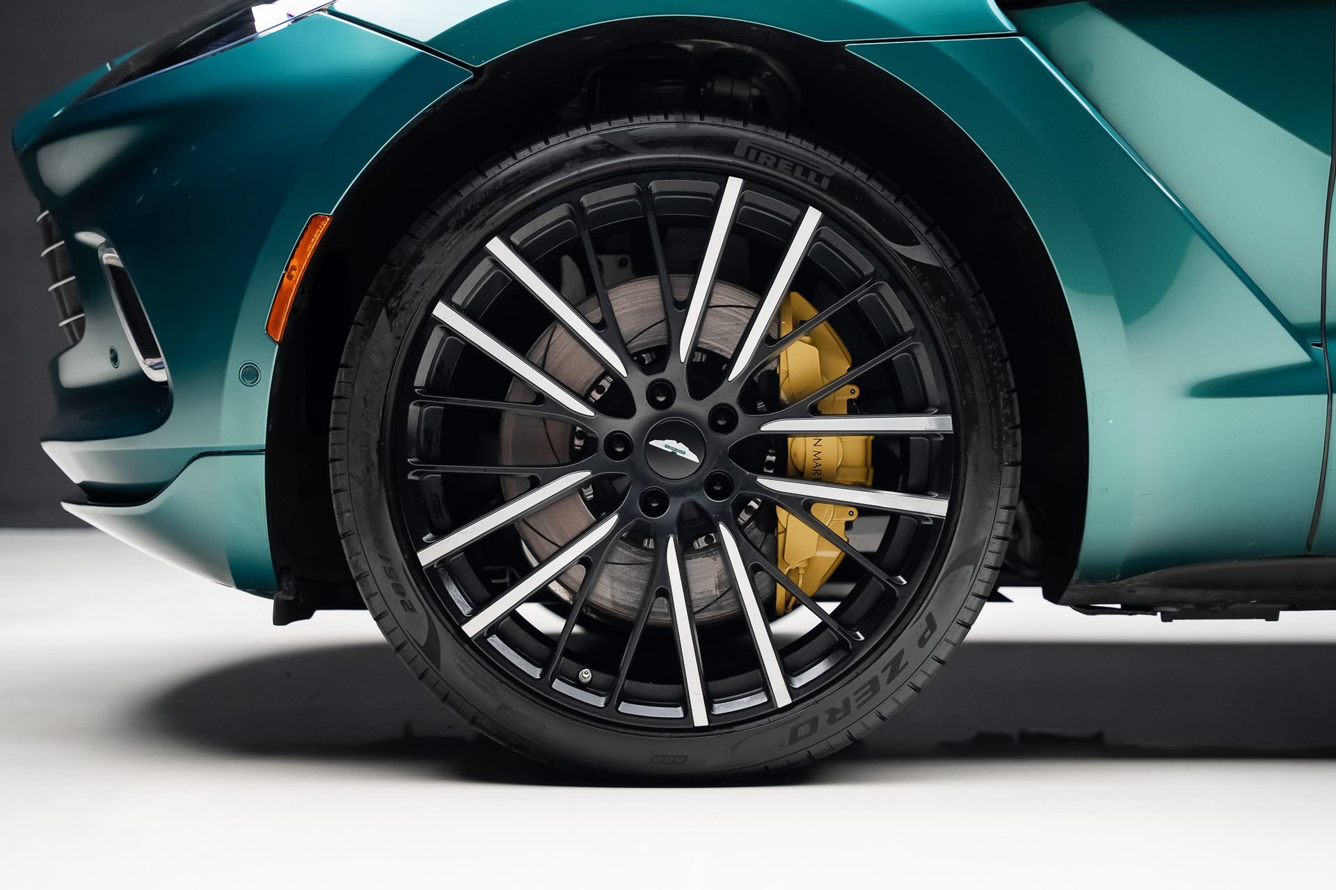 Used 2023 Aston Martin DBX AWD/4WD image 19
