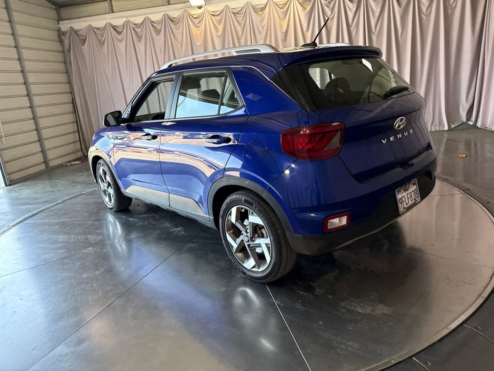 Used 2023 Hyundai Venue Limited FWD image 7
