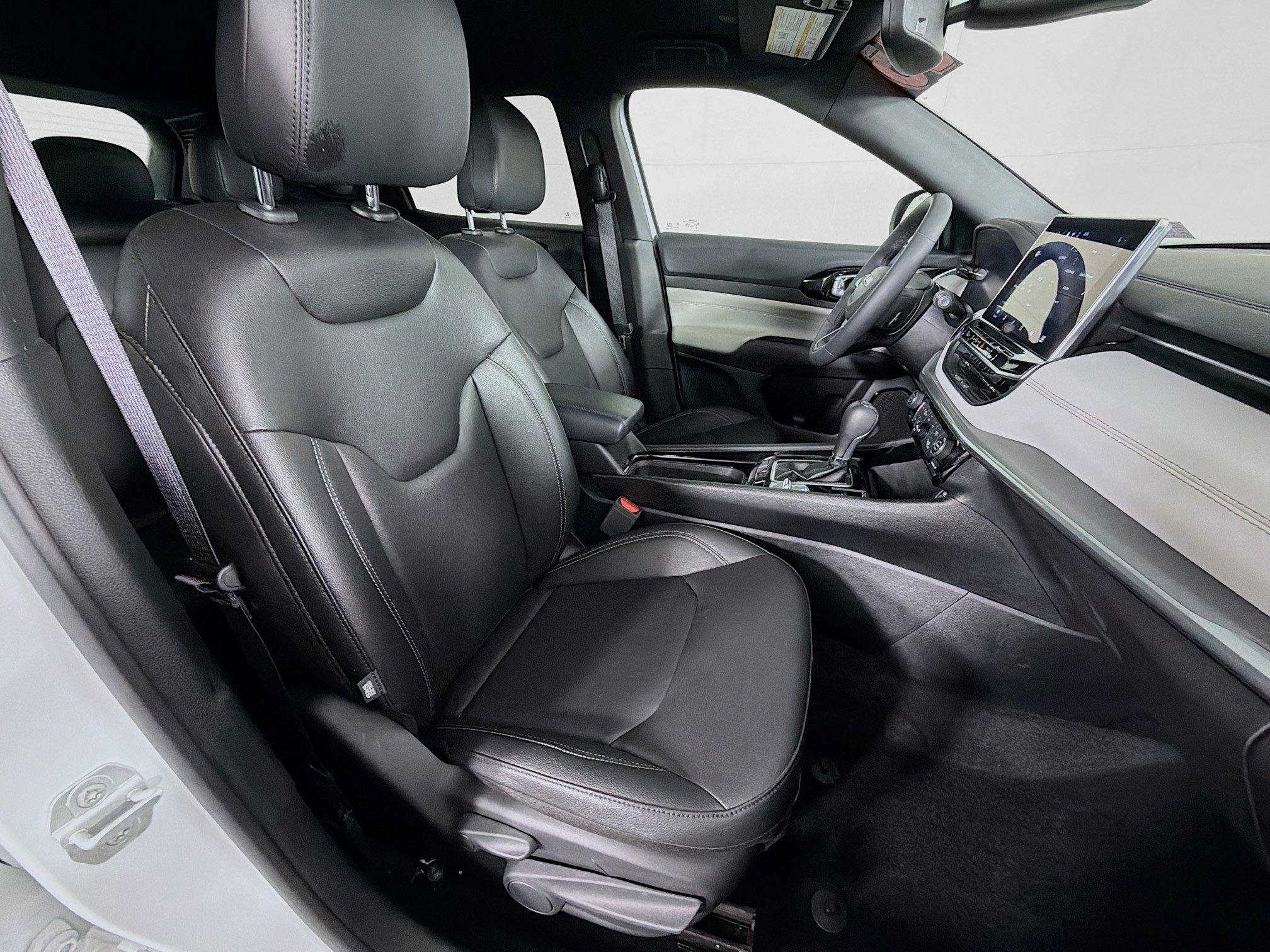 Used 2025 Jeep Compass Limited image 28