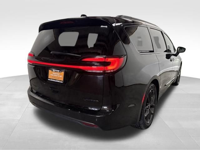 Used 2025 Chrysler Pacifica Limited image 8