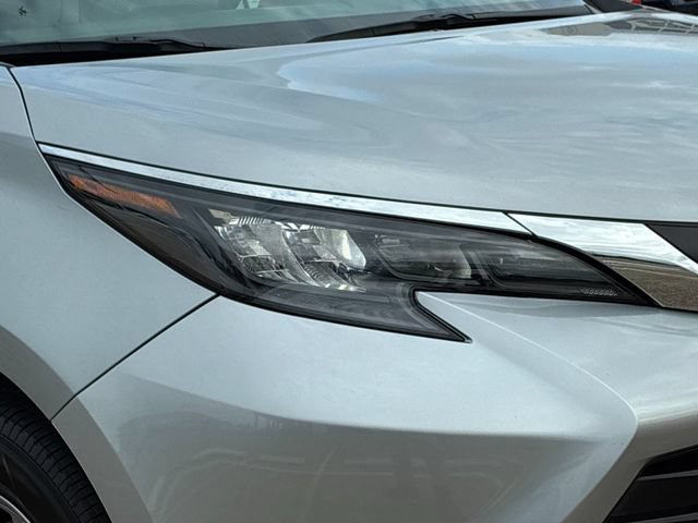 Used 2025 Toyota Sienna XLE FWD image 28