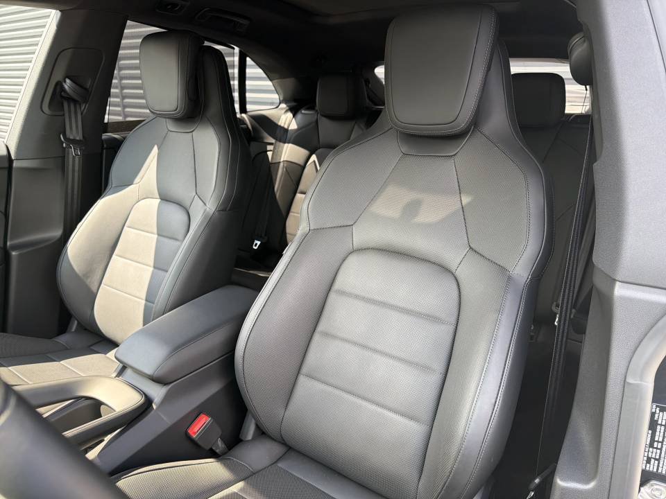 Certified 2025 Porsche Macan 4 Electric AWD/4WD image 11