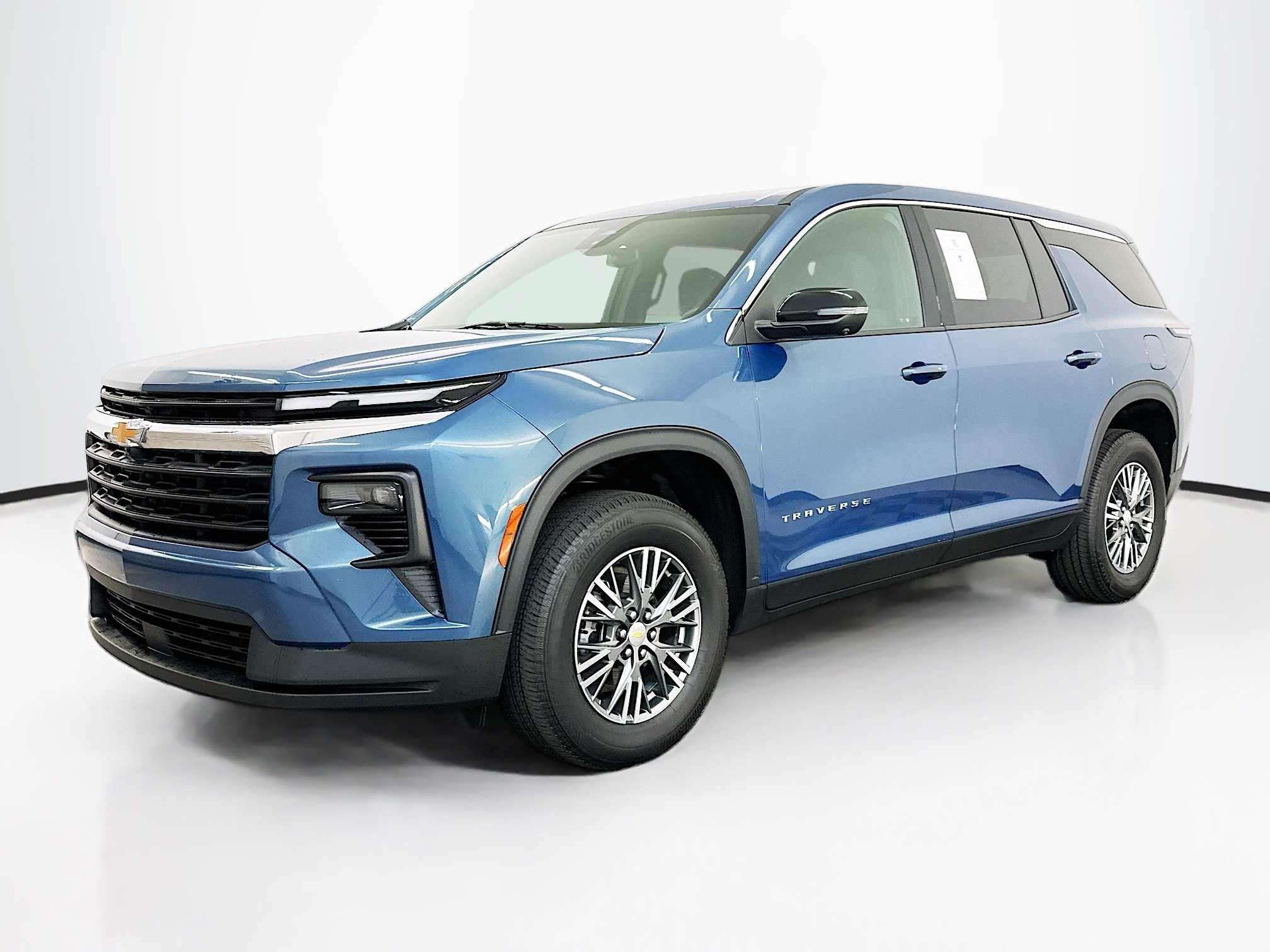 Used 2024 Chevrolet Traverse LS AWD/4WD image 3