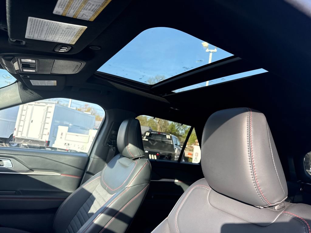 Used 2025 Ford Explorer ST-Line w/ Premium Package image 31