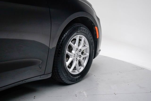 Used 2025 Chrysler Pacifica Select FWD image 11
