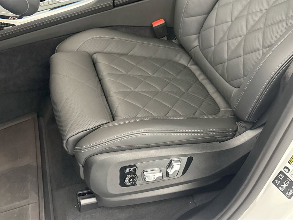 Used 2026 BMW X7 xDrive40i w/ M Sport Package image 19