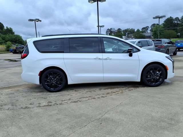 New 2027 Chrysler Pacifica Limited FWD image 2