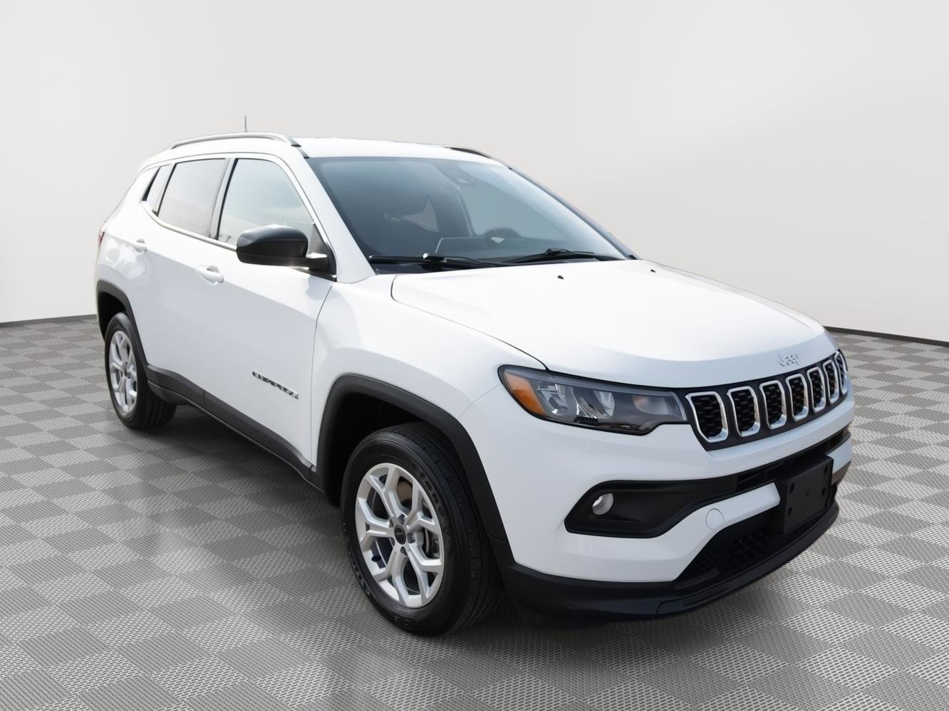Used 2025 Jeep Compass Latitude image 3