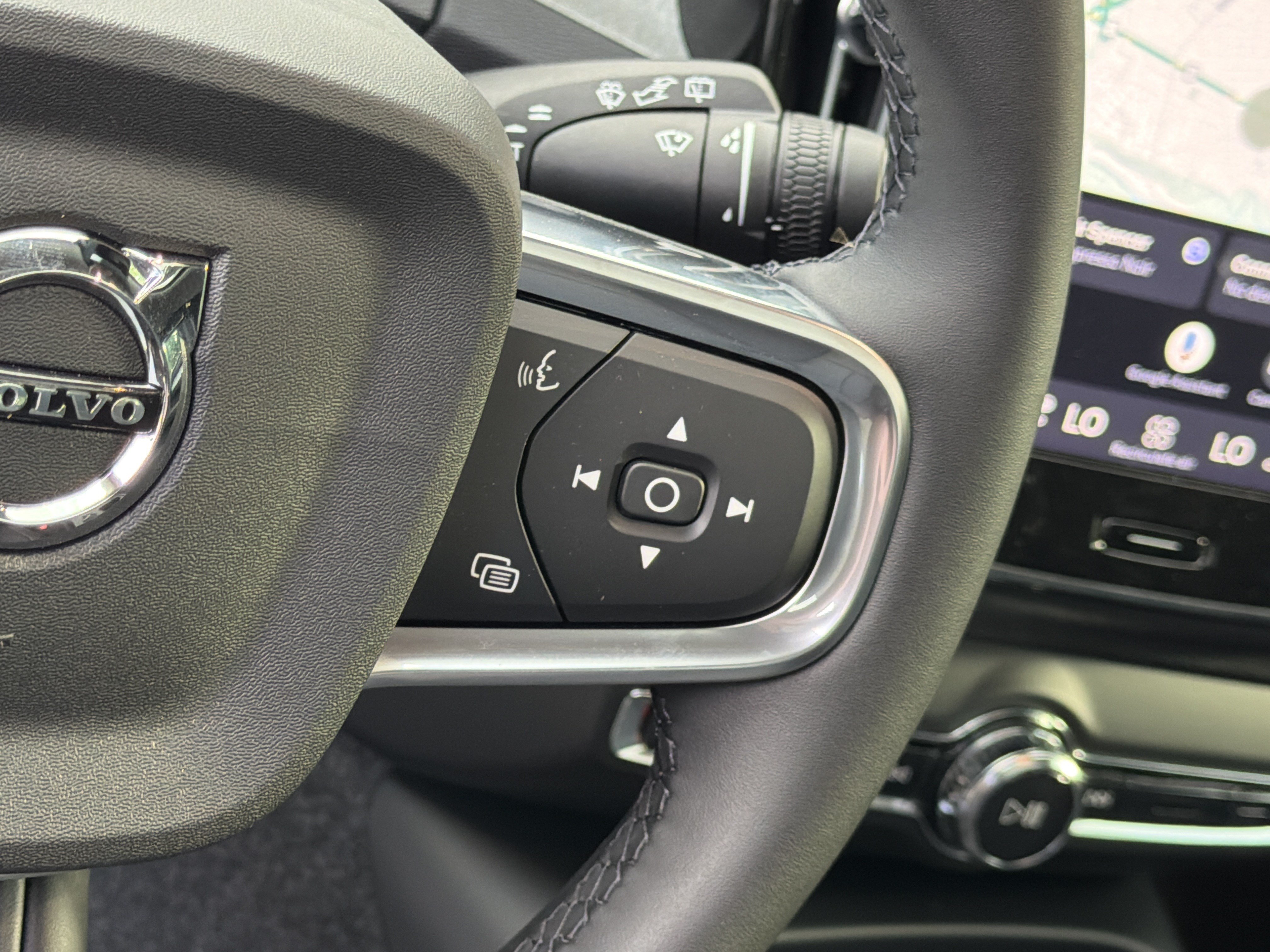 New 2026 Volvo XC40 B4 Core w/ Climate Package FWD image 22