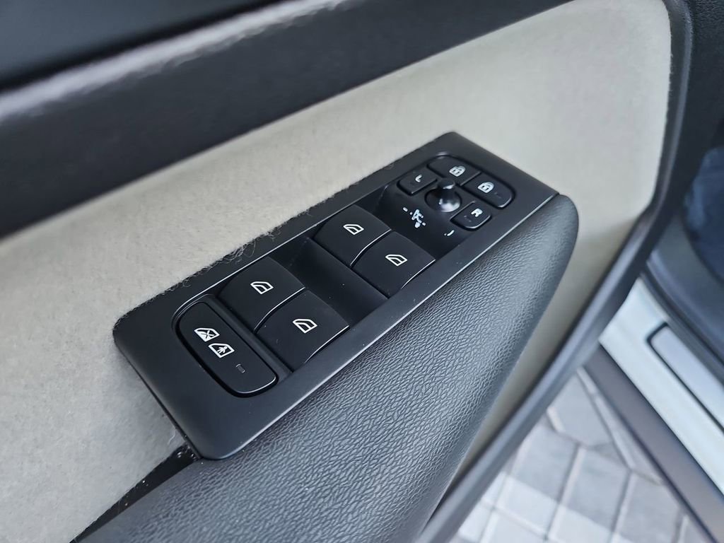 Used 2025 Volvo XC40 B5 Ultra w/ Protection Package Premier image 24