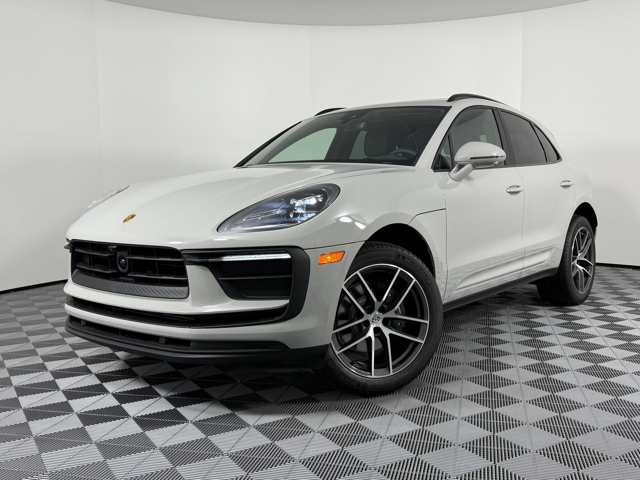Certified 2026 Porsche Macan AWD/4WD image 1