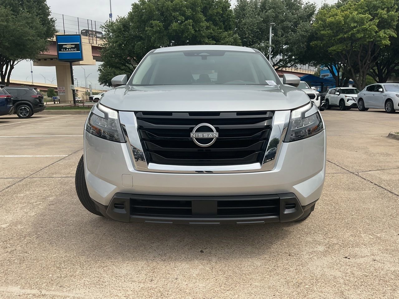 Used 2025 Nissan Pathfinder SV FWD image 3