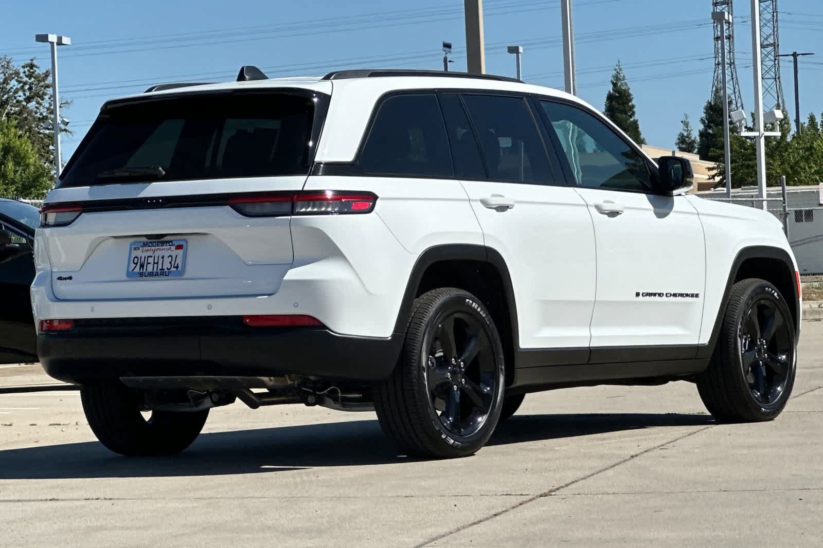 Used 2025 Jeep Grand Cherokee Altitude AWD/4WD image 3
