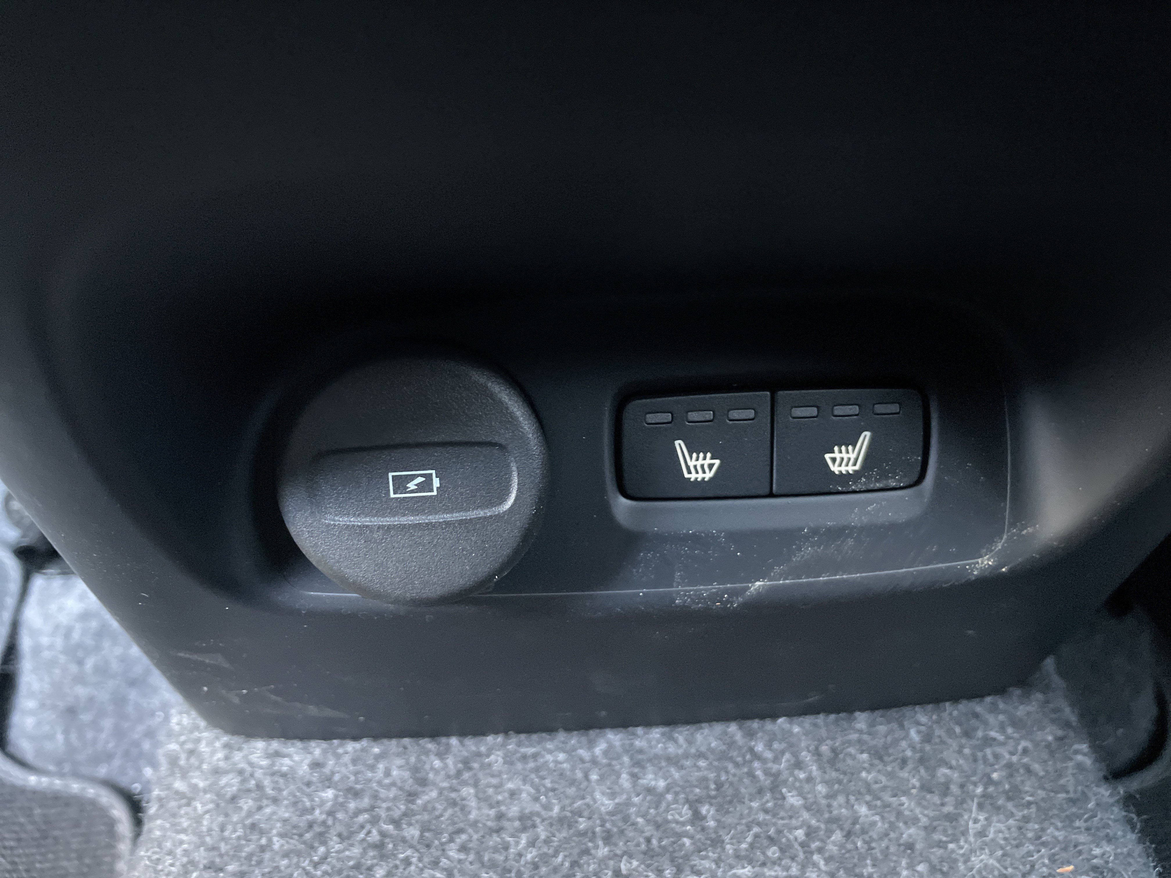 Used 2025 Volvo XC40 B5 Core image 36