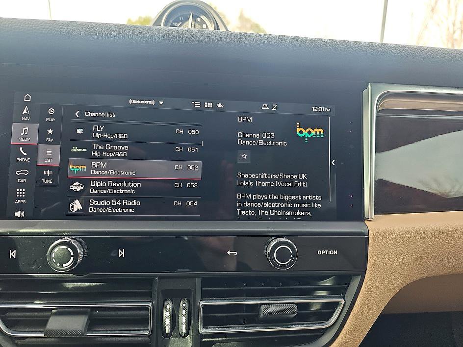 Used 2024 Porsche Macan image 26