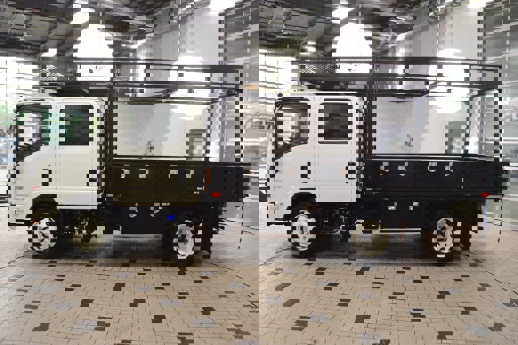 Used 2025 Chevrolet Low Cab Forward 5500XD RWD image 3