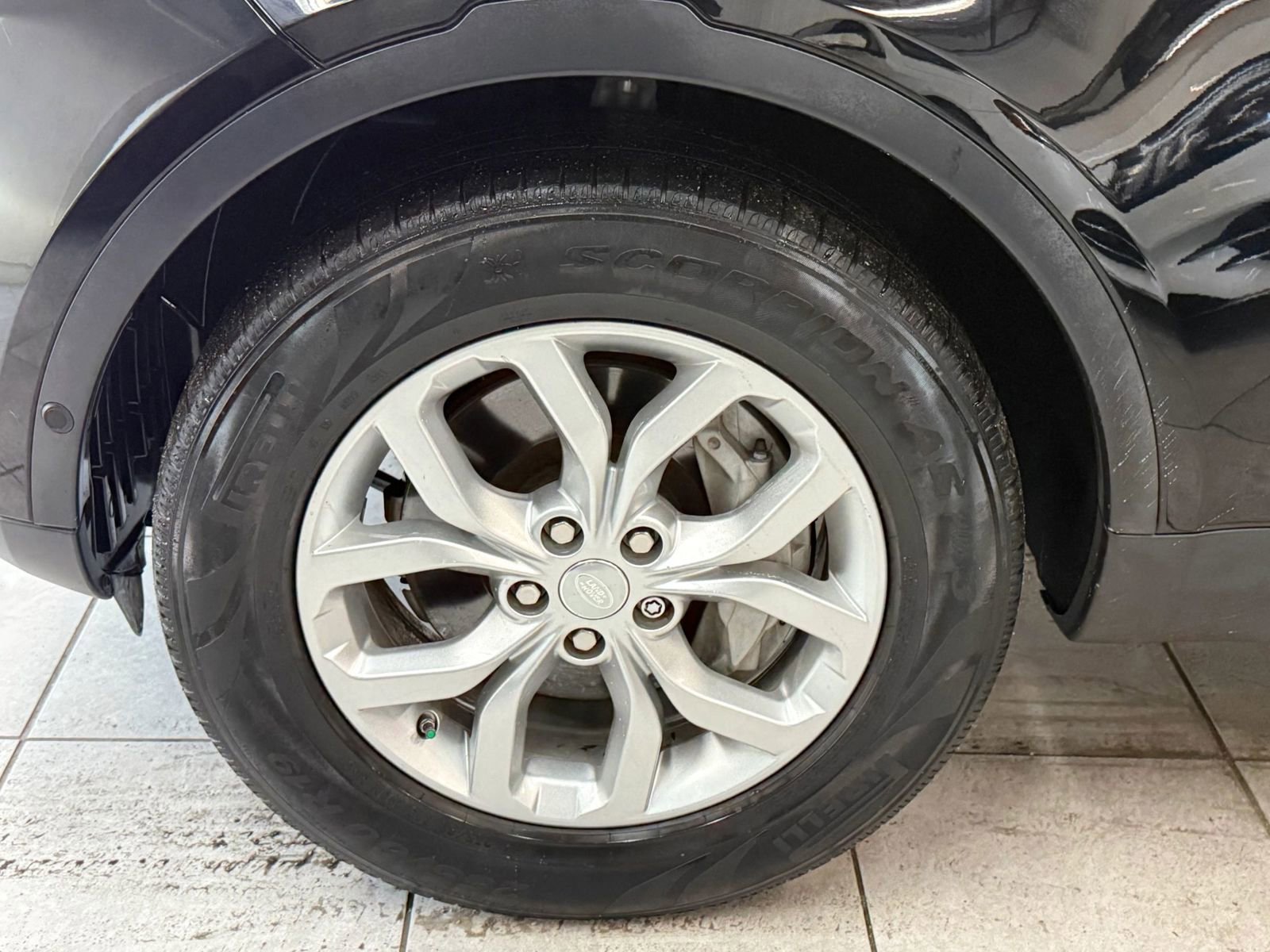 Used 2020 Land Rover Discovery SE image 38