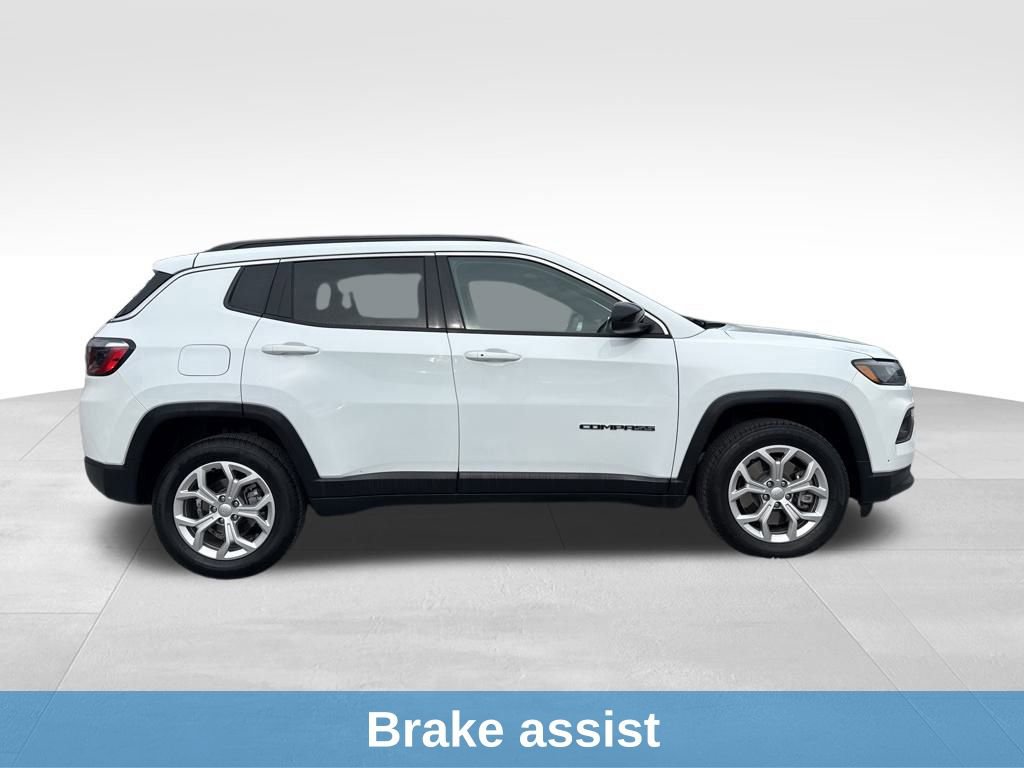 Used 2024 Jeep Compass Latitude image 10