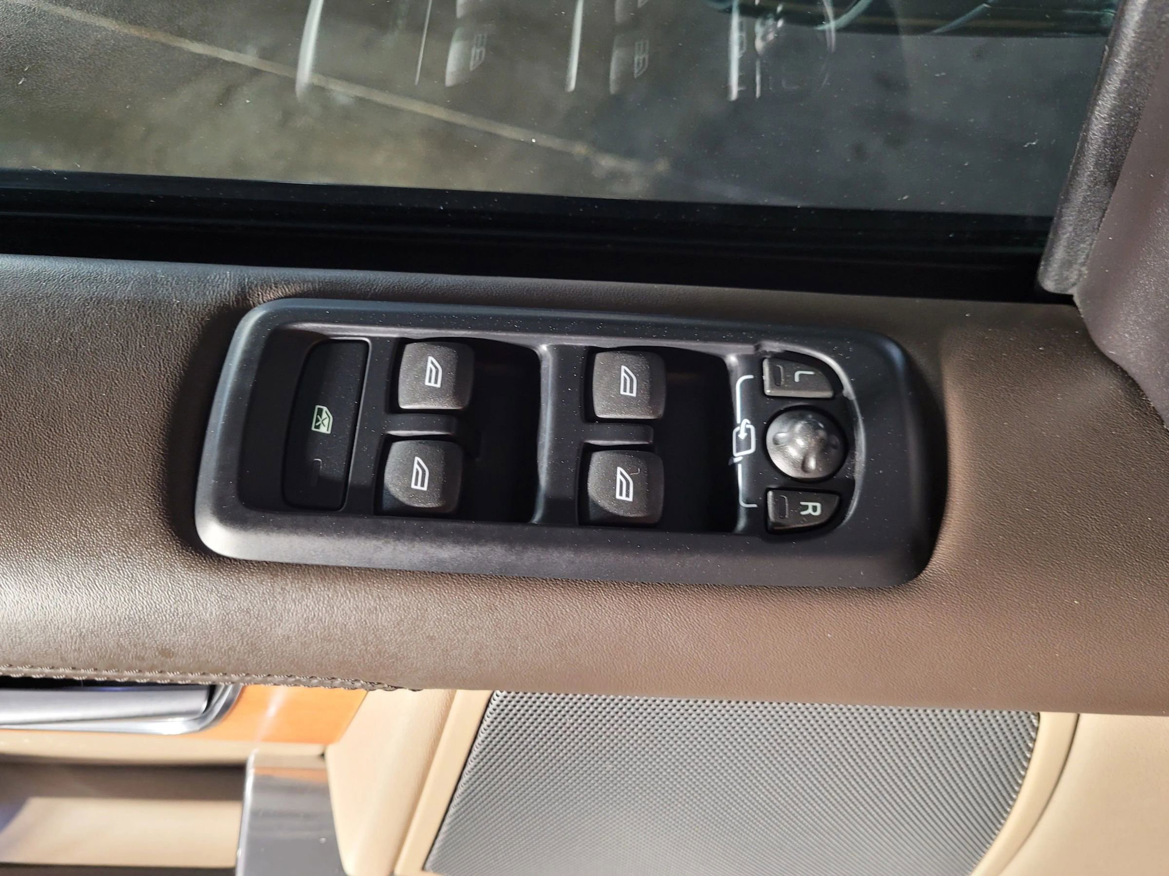 Used 2015 Land Rover LR4 HSE LUX image 19