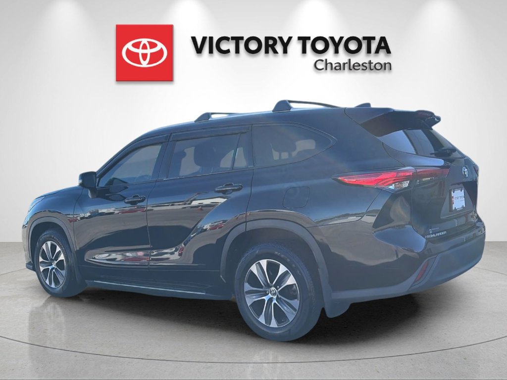 Used 2022 Toyota Highlander XLE AWD/4WD image 3