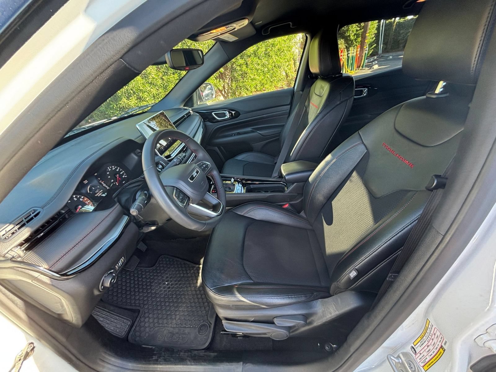 Used 2025 Jeep Compass Trailhawk AWD/4WD image 25