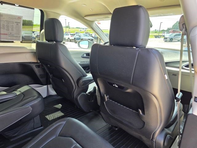 Certified 2022 Chrysler Pacifica Touring-L FWD image 14