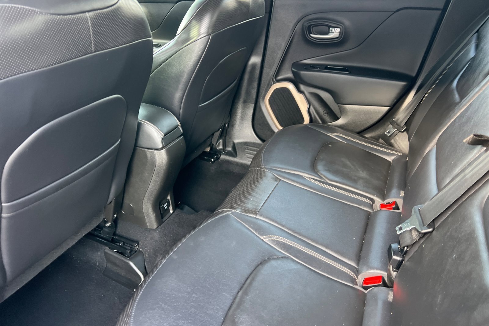 Used 2016 Jeep Renegade Limited image 9