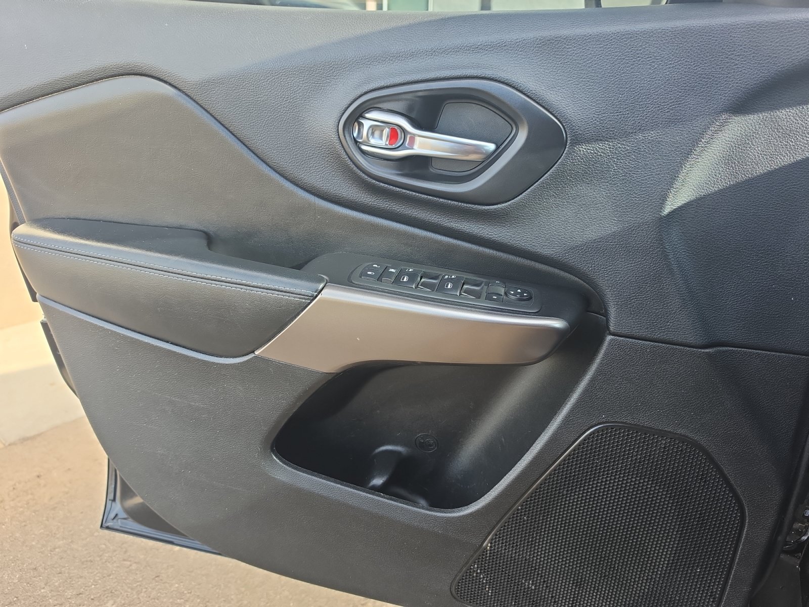 Used 2019 Jeep Cherokee Latitude w/ Cold Weather Group AWD/4WD image 9