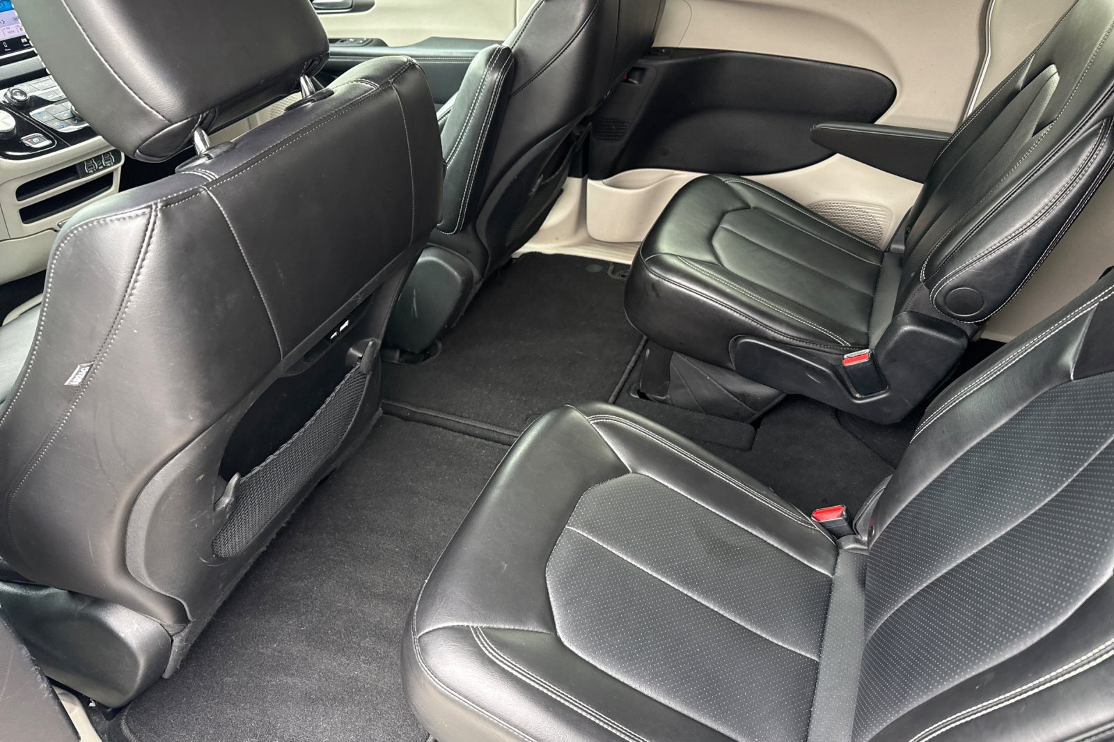 Used 2024 Chrysler Pacifica Touring-L FWD image 6