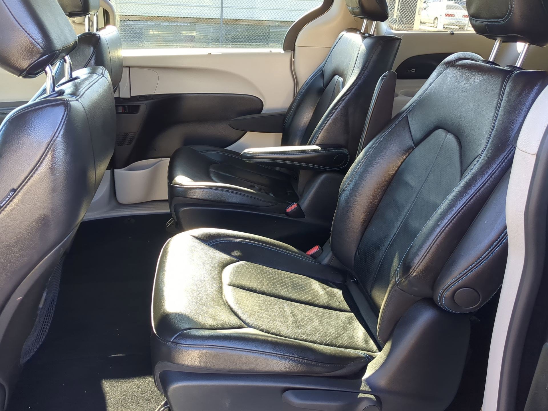 Used 2021 Chrysler Pacifica Touring-L image 27