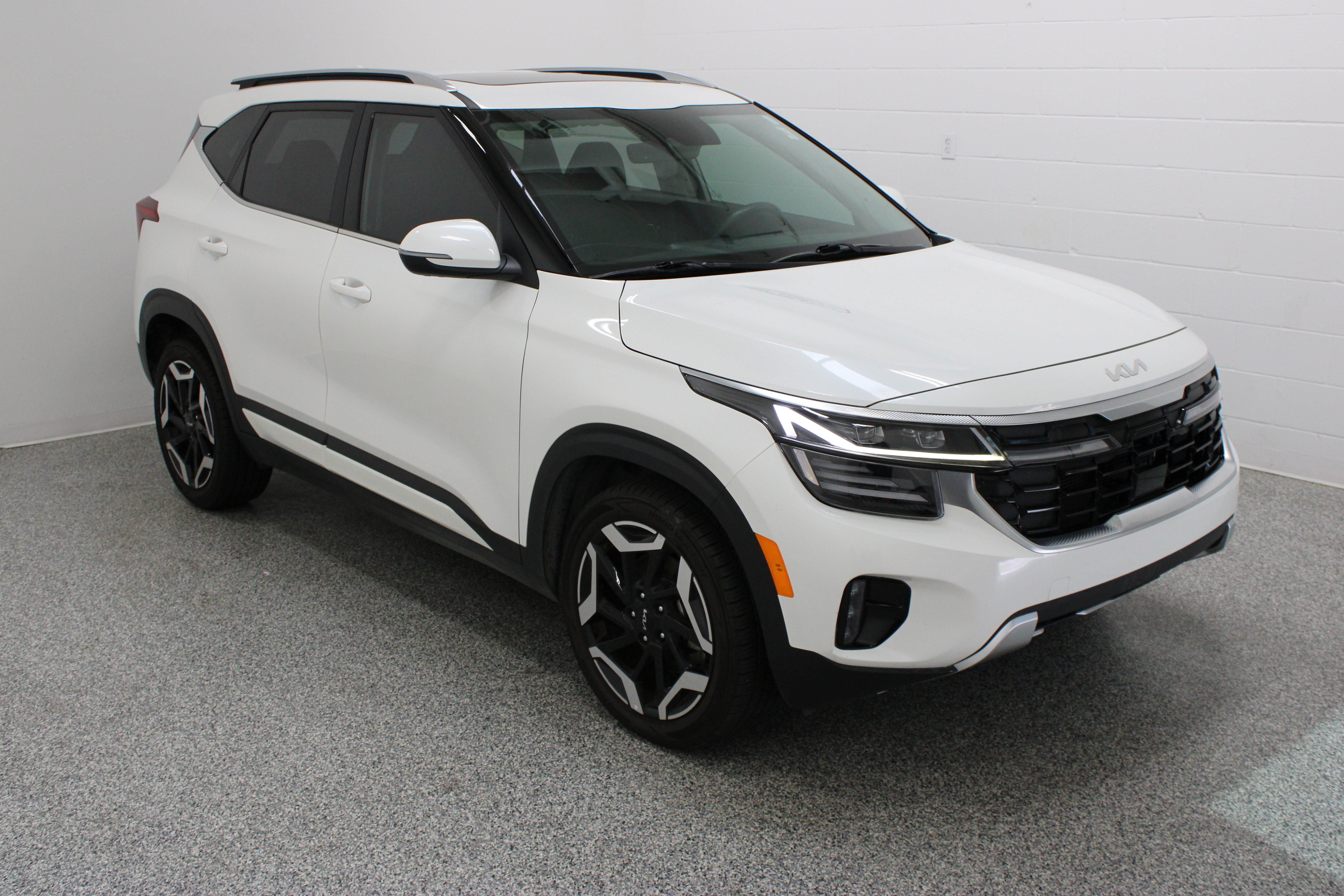 Used 2024 Kia Seltos SX w/ SX Sunroof Package AWD/4WD image 4