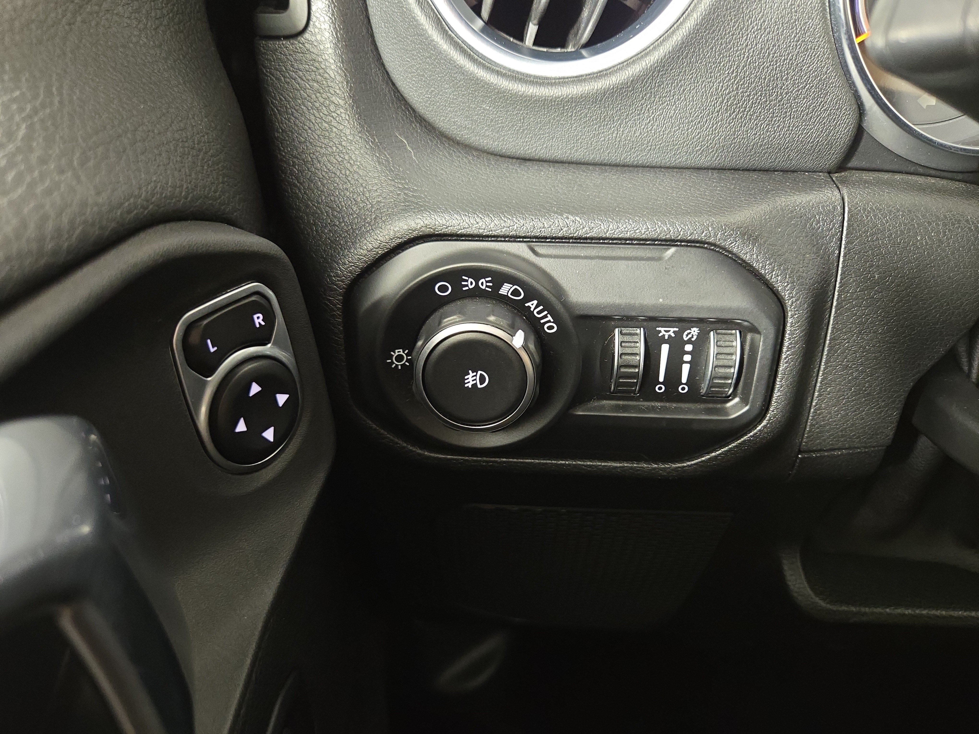 Used 2020 Jeep Wrangler Unlimited Sahara AWD/4WD image 30