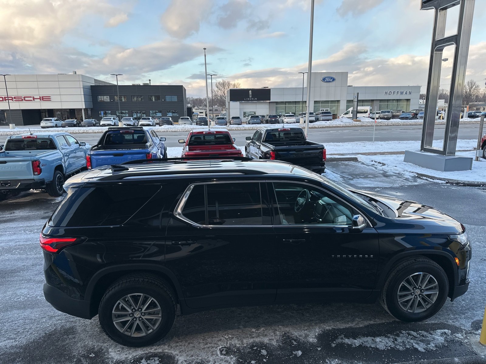 Used 2023 Chevrolet Traverse LT image 4