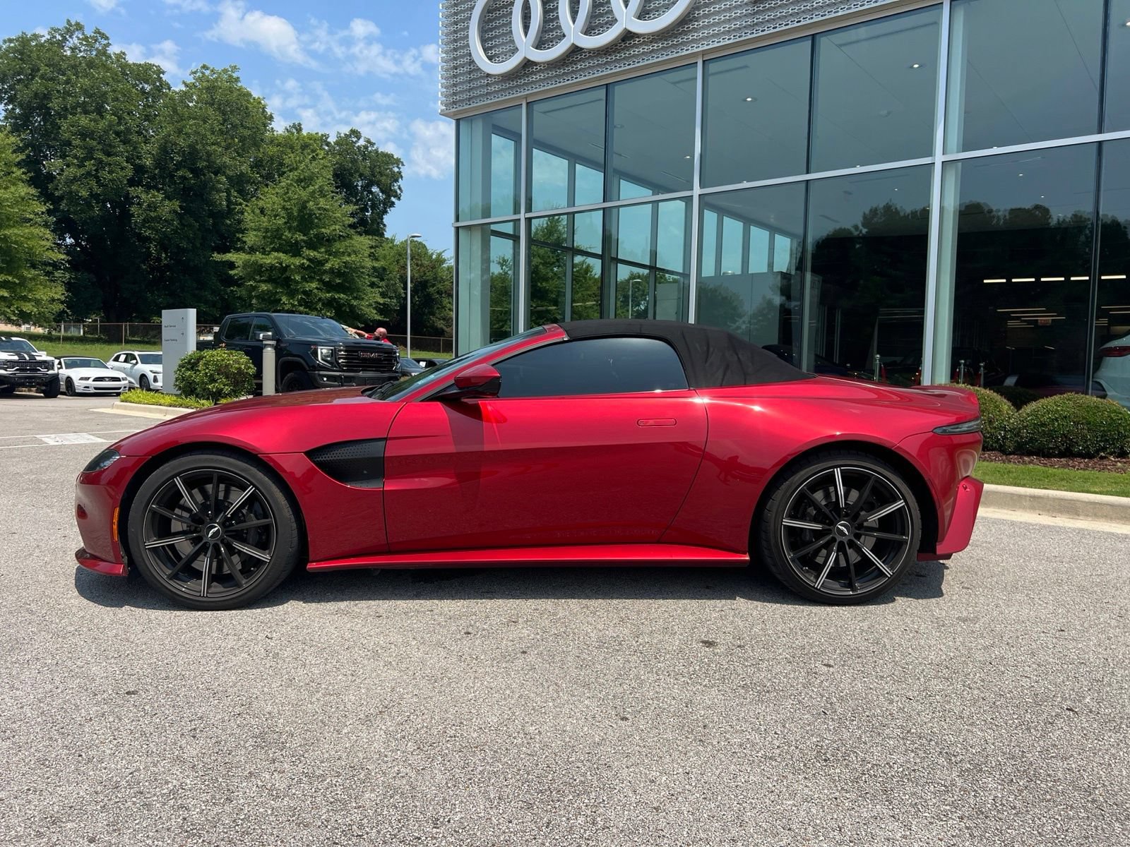 Used 2021 Aston Martin V8 Vantage Roadster RWD image 9